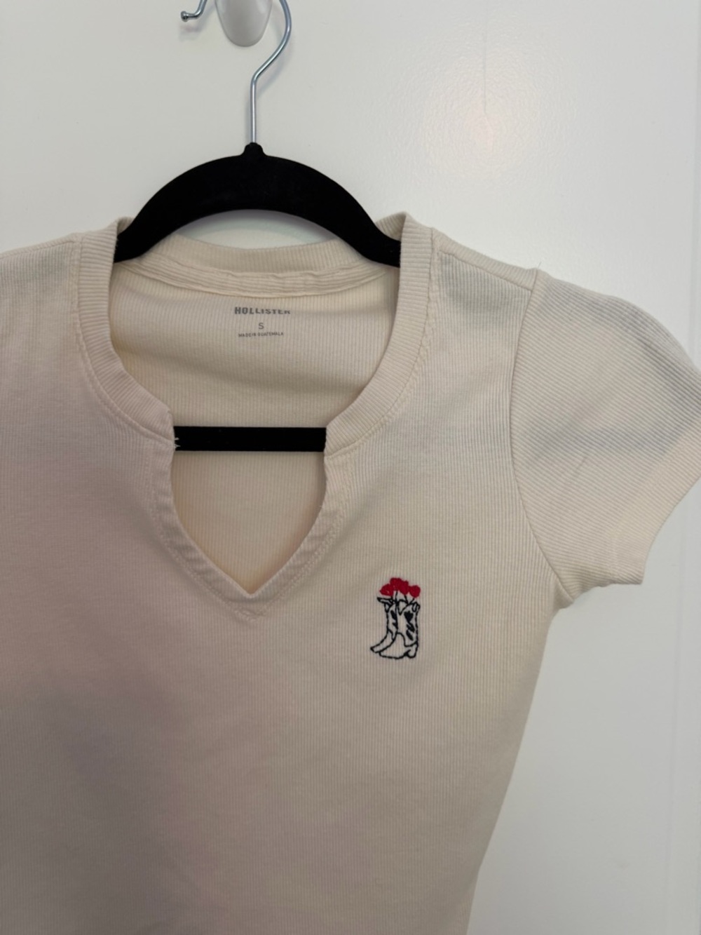 Hollister Cream Ribbed Keyhole Tee with Embroidered Boots